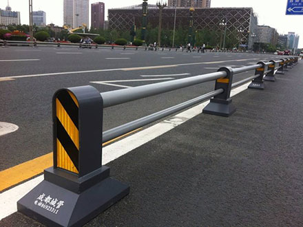 橫梁式<a href='http://www.linfen8.cn' target='_blank'><u>道路<a href='http://www.linfen8.cn' target='_blank'><u>護欄</u></a></u></a>